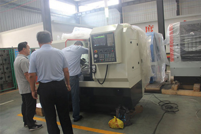 客戶驗收公司(sī)新研發的數控(kòng)油嘴專機